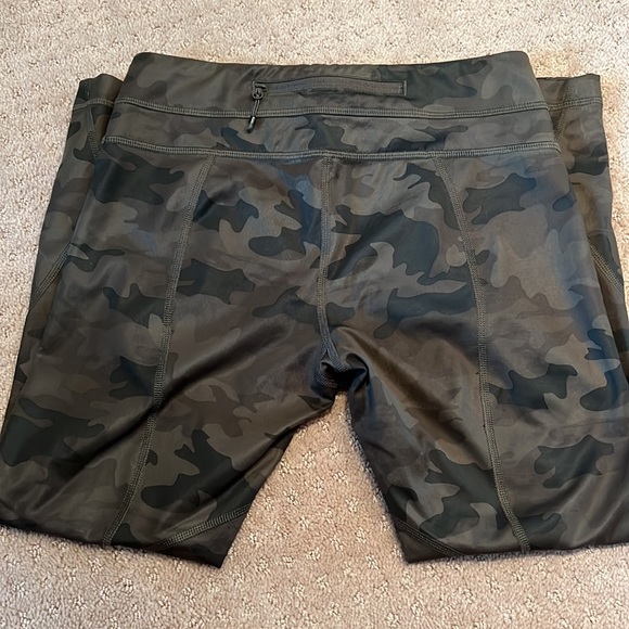 Lululemon Camo Leggings. Size 4 - Picture 5 of 9